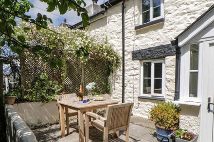 PADDOCK COTTAGE, pet friendly, character holiday cottage in Liskeard