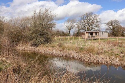 THE SWIFT, romantic, character holiday cottage, with a garden in Wem