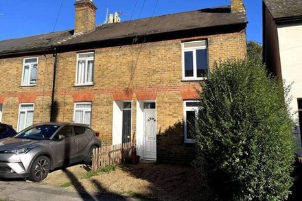 3 Bed 2 Lounge House up to 40pc off Monthly in Addlestone by Angel and Ken