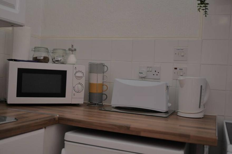 Comfort one bedroom apartment in Blackpool with sea view Pink / Blue Sapphire