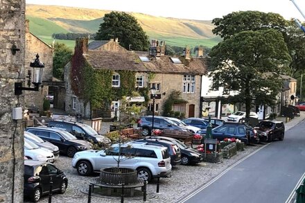 Cosy 2 Bed Flat Overlooking Grassington Square