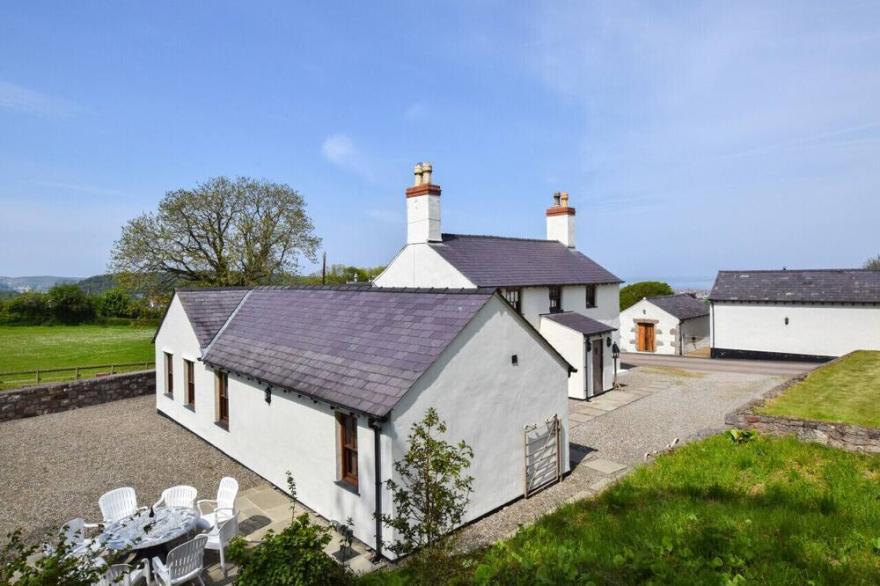 Llety'r Bryn - Four Bedroom House, Sleeps 8