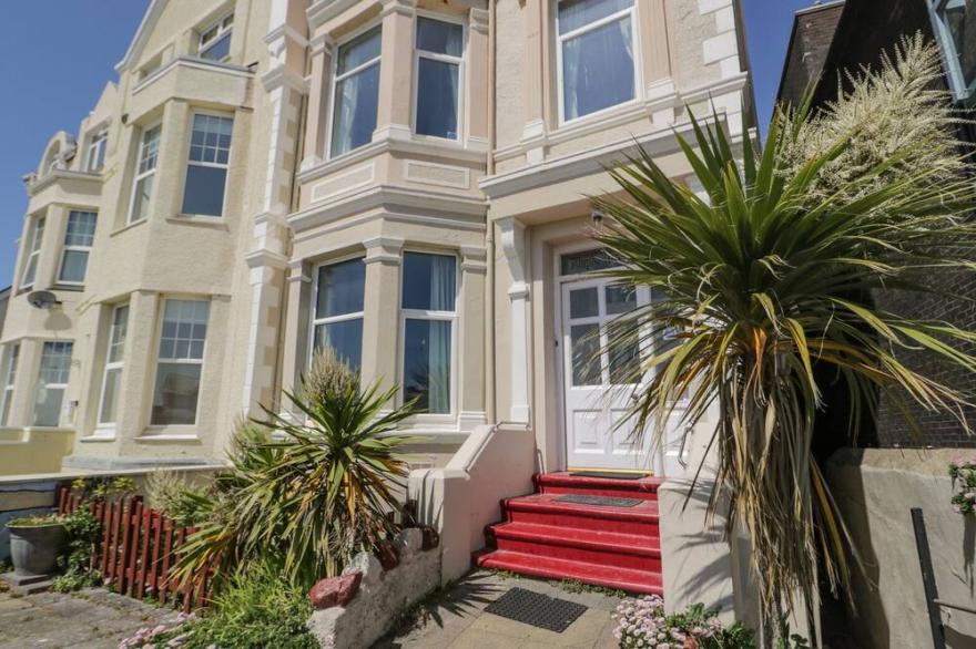 THE WESTSHORE APARTMENT, pet friendly, with a garden in Llandudno