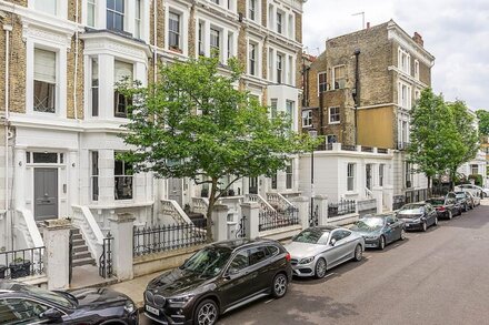 Roof Terrace Views in Chelsea, by Veeve