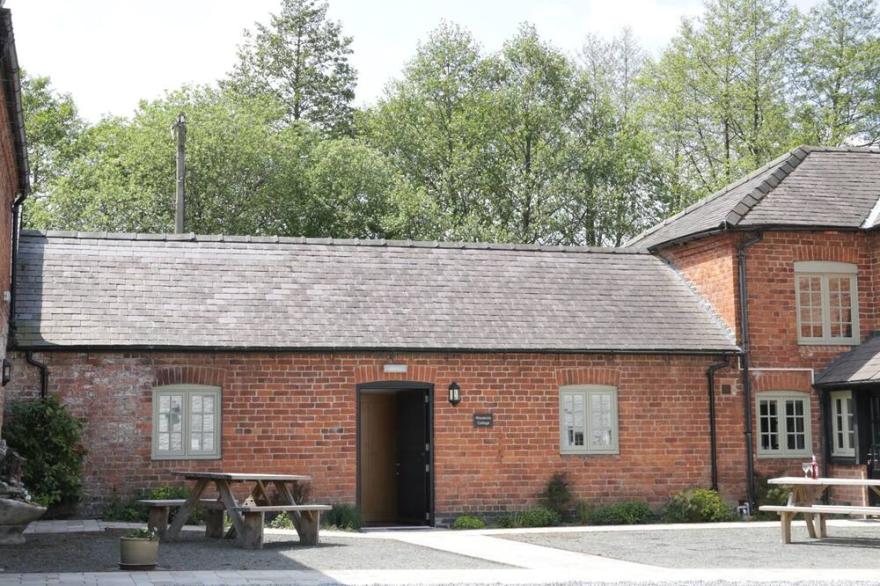WOODSIDE COTTAGE, pet friendly, character holiday cottage in Kerry