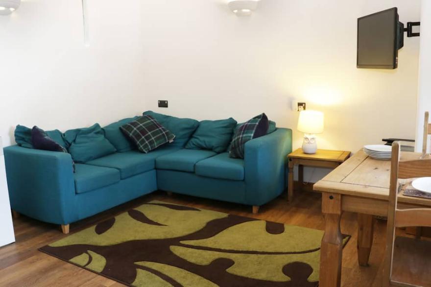 WOODSIDE COTTAGE, pet friendly, character holiday cottage in Kerry