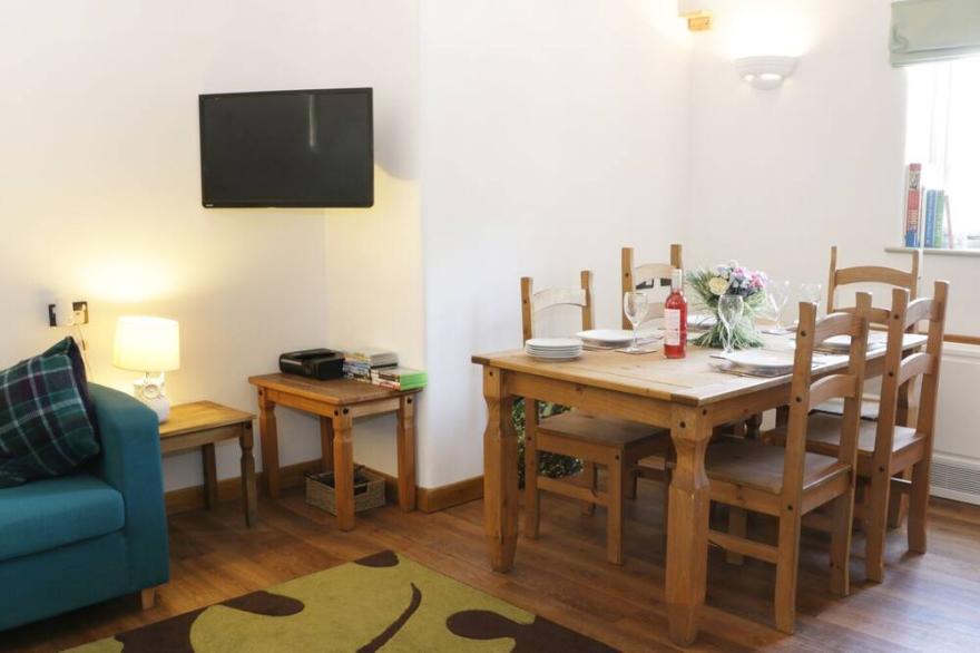 WOODSIDE COTTAGE, pet friendly, character holiday cottage in Kerry