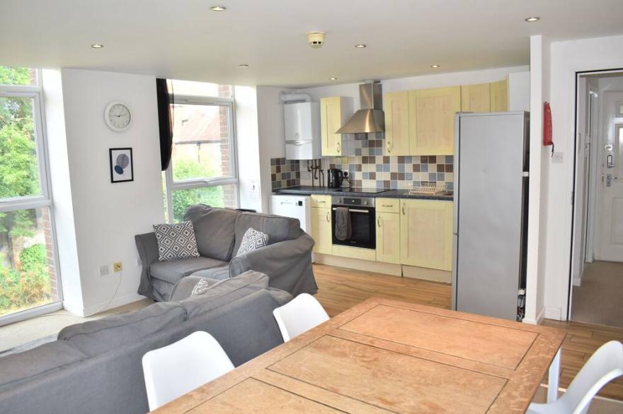Spacious 2 Bedroom Chichester City Centre Apartment with Parking, Sleeps 4