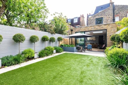 A fantastic London house w/ garden & BBQ. Great location!