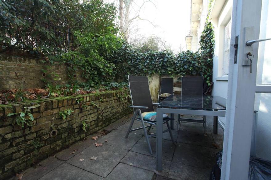 Walk to Notting Hill /Paddington 1 B/R with patio