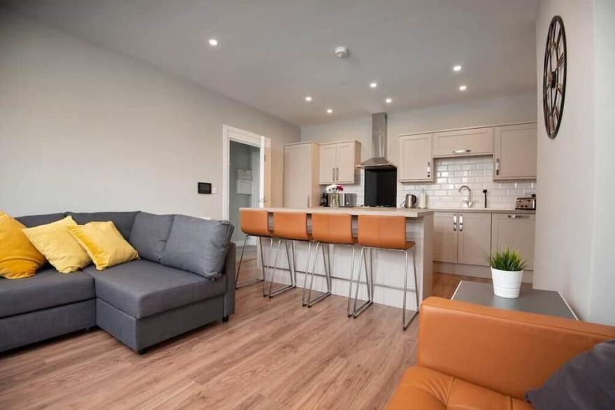 Flat C - Hereford House - Beautiful, spacious 3 bedroom 2 bathroom apartment