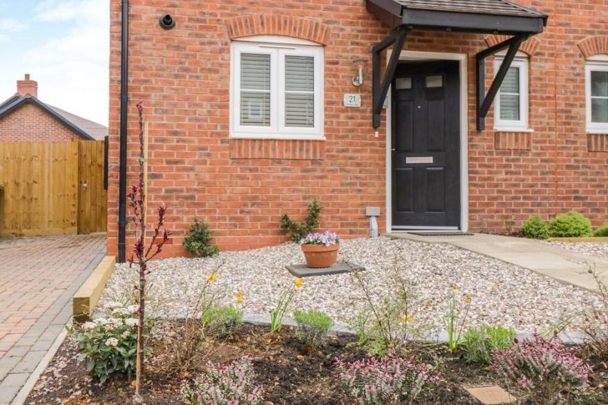 HAWKINS WAY COTTAGE, Family Friendly In Newbold On Stour