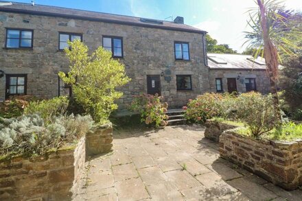 BARN COTTAGE, pet friendly, with pool in Penzance