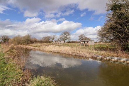 THE WREN, pet friendly, character holiday cottage in Wem