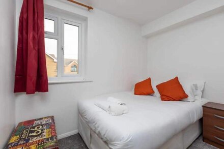 1 Bedroom Light Studio Flat in Surrey Quays