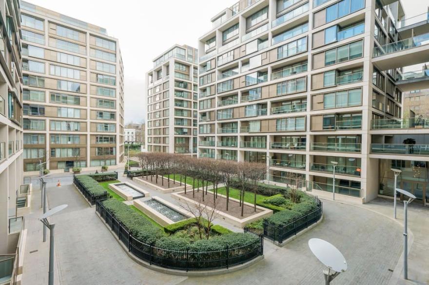 Purpose Bulit Kensington 1BR w/ Balcony, 5 mins to Tube, by Blueground