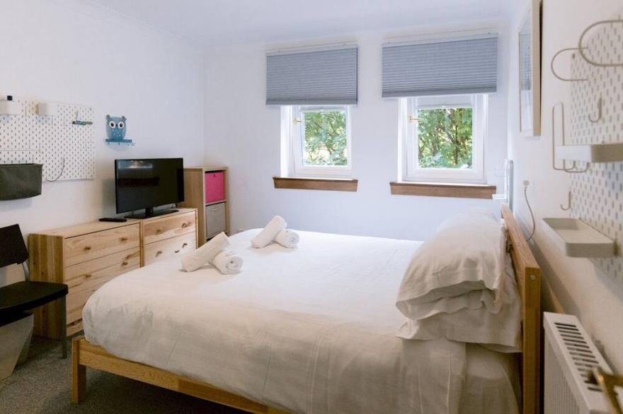 Pass the Keys | Spacious Flat Next to Glasgow Green with Parking
