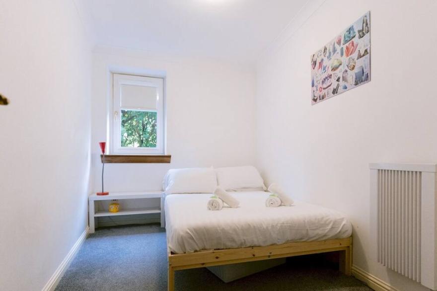 Pass the Keys | Spacious Flat Next to Glasgow Green with Parking