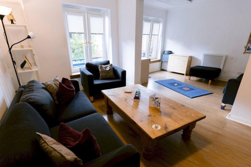 Pass the Keys | Spacious Flat Next to Glasgow Green with Parking