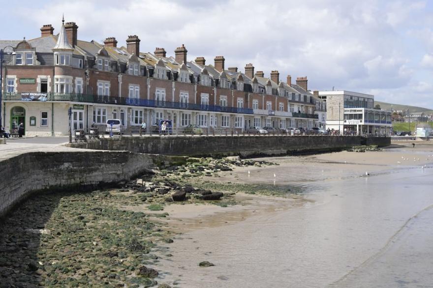 Water's Edge - Sea Front Self Catering Apartment In The Heart Of Swanage