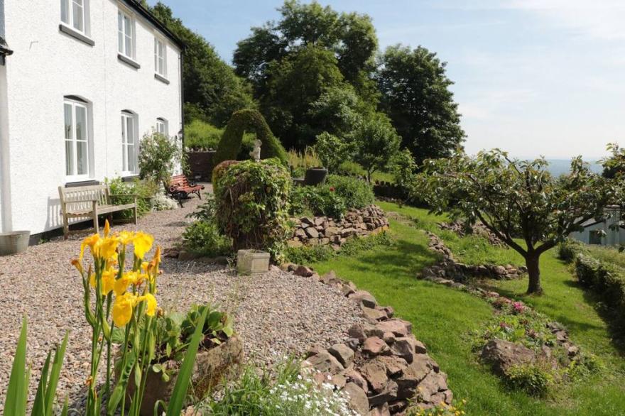 LILAC COTTAGE, Pet Friendly, With Open Fire In Great Malvern