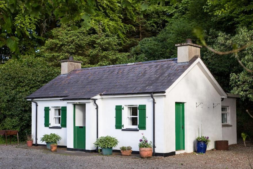 MR MCGREGORS' COTTAGE, pet friendly, with open fire in Gortin