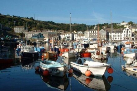 Charming bungalow , 200m walk from harbour and 5 min drive from Pentewan Sands.