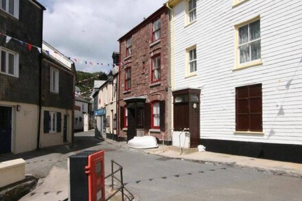 Eventide is an18th century mid terrace cottage in the heart of Kingsand with sea views