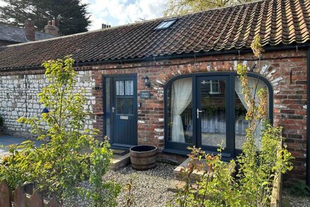 SARAH'S COTTAGE, pet friendly, with a garden in Flamborough