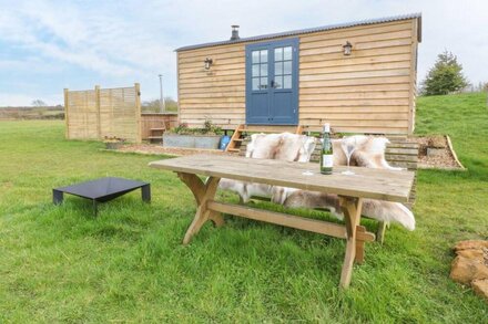 LILLIE'S SHEPHERDS HUT, romantic, with hot tub in Redmile