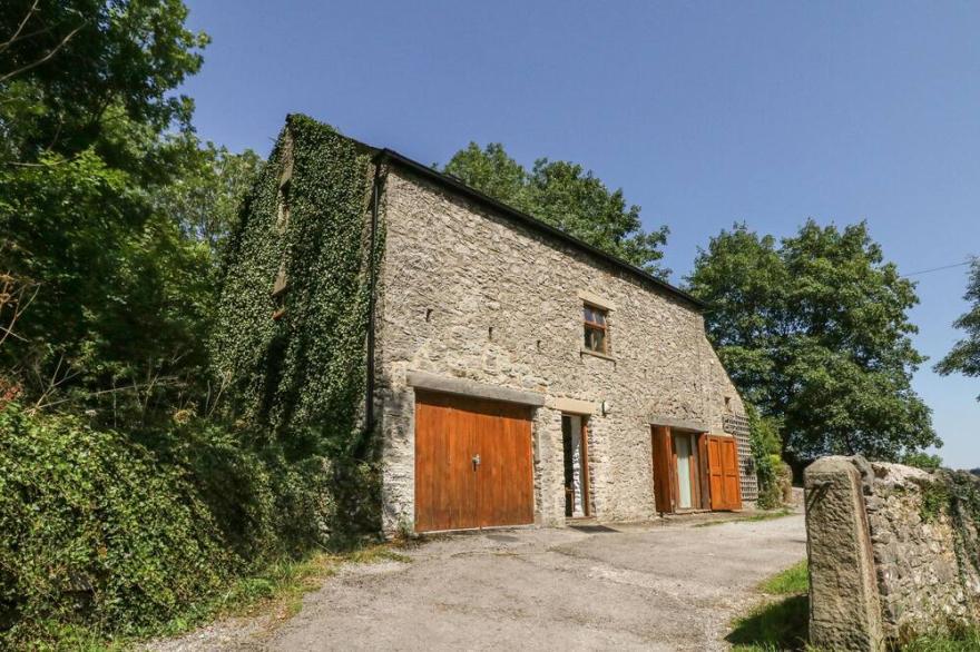 THE BARN AT SMALLDALE HALL, Pet Friendly, With A Garden In Bradwell