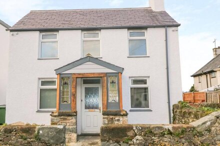 TY CAPEL, pet friendly, with a garden in Pwllheli