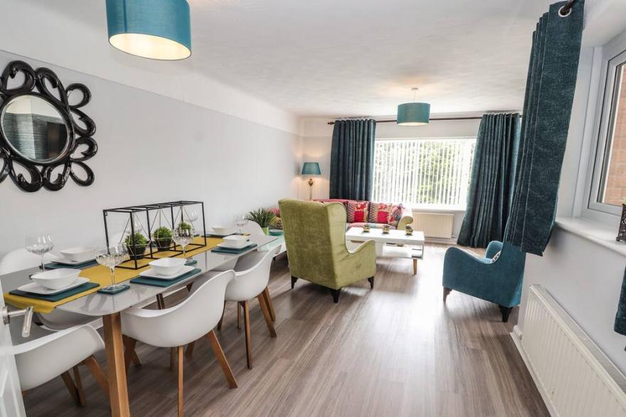 ROSE HILL, pet friendly, with a garden in Holywell