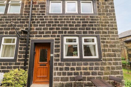 9 LITTLE STREET, pet friendly, with open fire in Haworth