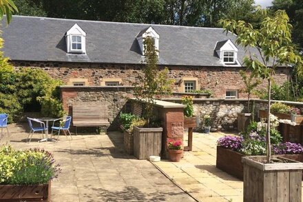 WOODMAN'S, Kelso - sweet one bedroom cottage close to Floors Castle and Kelso