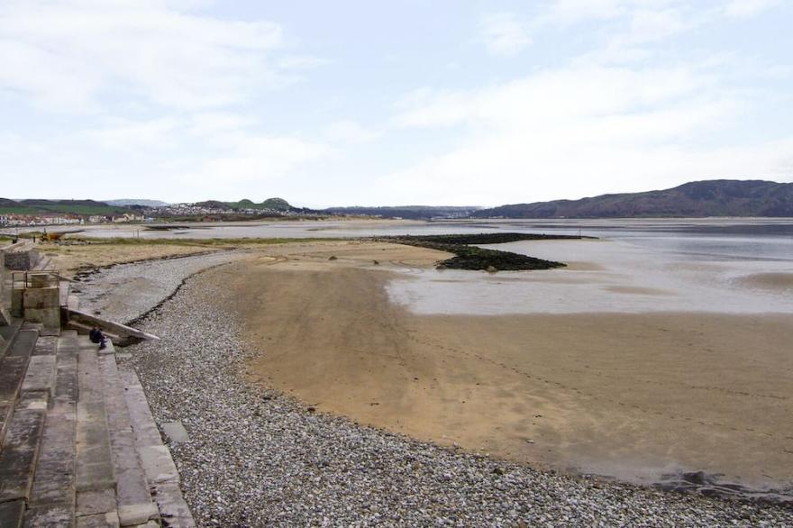 NOAH'S REST, pet friendly, character holiday cottage in Llandudno