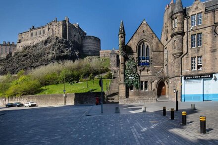 Castle Vista, Grassmarket Apartment with views of Edinburgh Castle