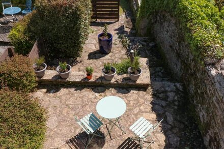 TY'R DDRAIG, pet friendly, character holiday cottage in Dartmouth