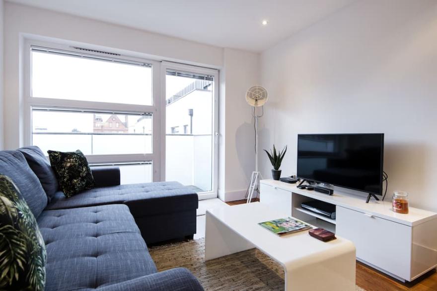 Luxury 2-Bed Flat, parking and close to the tube