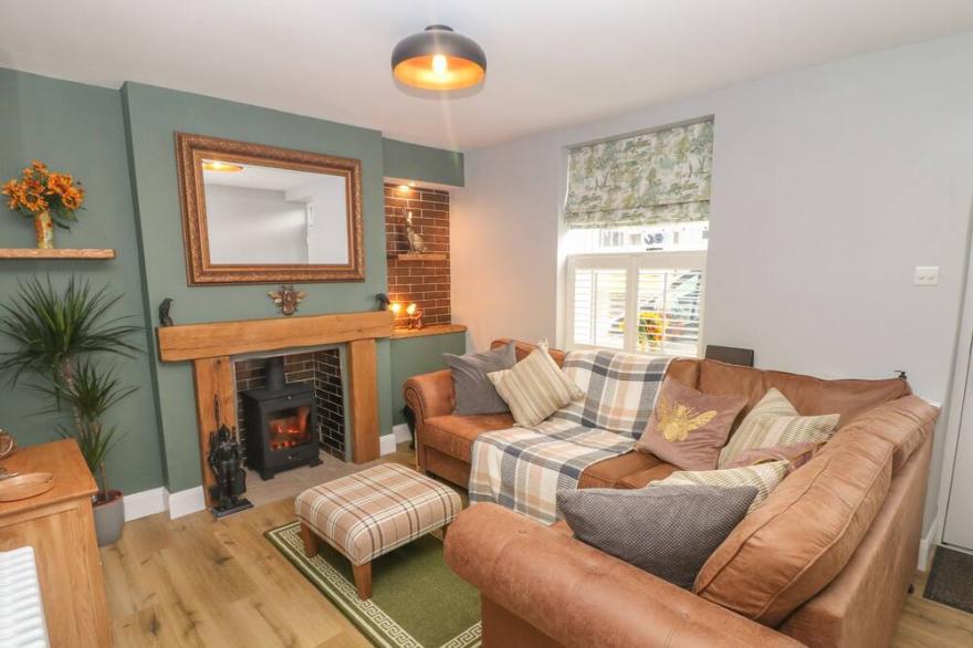 SUNSHINE COTTAGE, family friendly, with open fire in Tideswell