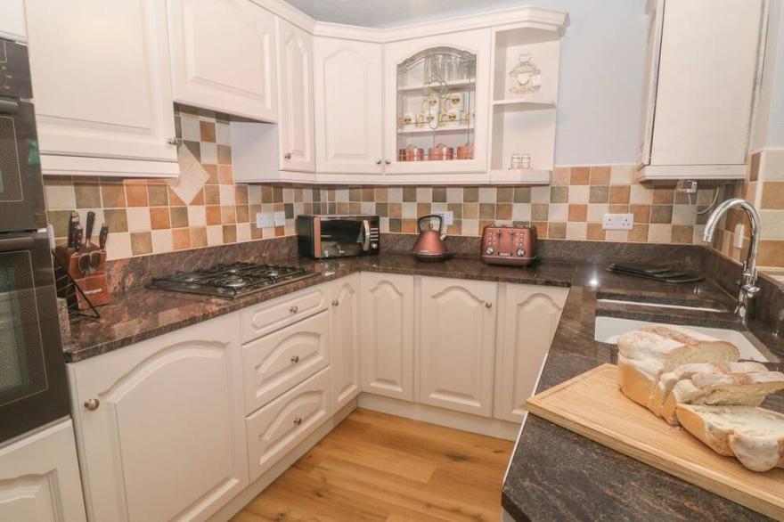 SUNSHINE COTTAGE, family friendly, with open fire in Tideswell