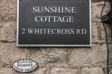 SUNSHINE COTTAGE, family friendly, with open fire in Tideswell