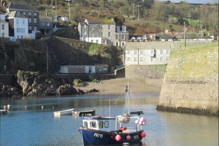 No.19 - Fabulous 2 Bed Cottage  - Outstanding Harbour Views & Parking