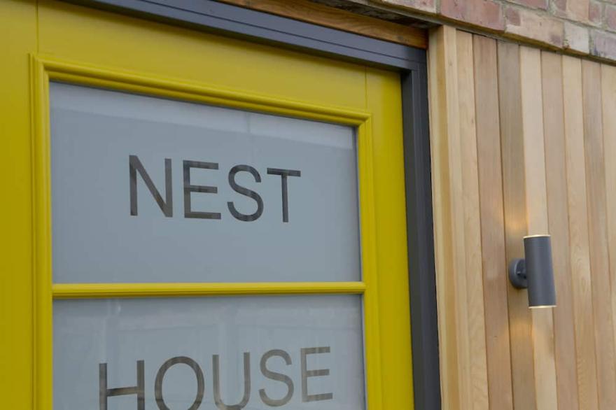 Nest House, FREE PARKING Super Cosy One Bedroom Detached Lodge.