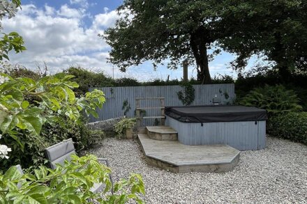 Honey Pot, is a detached garden studio surrounded by countryside yet only 4 miles from the famous Eden Project