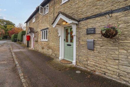 WAYSIDE COTTAGE, pet friendly, with hot tub in Sharnbrook