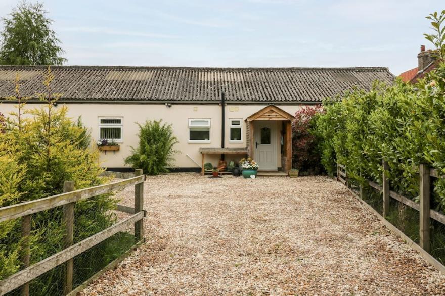 WILLOW LODGE, pet friendly, character holiday cottage in South Cave