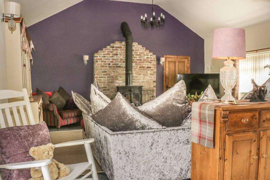 WILLOW LODGE, pet friendly, character holiday cottage in South Cave