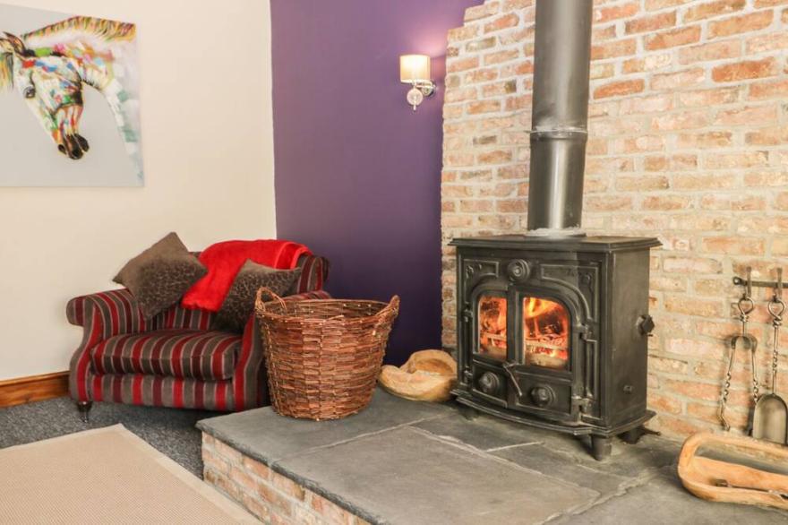 WILLOW LODGE, pet friendly, character holiday cottage in South Cave