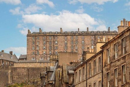 Stylish 2bed apartment underneath Edinburgh castle